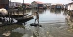 Cosa trattiene il margine, finch&eacute; non sprofonda. La traccia e il nodo in un quartiere precario lacustre (Cotonou, Benin)