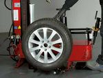 AQUILA AUDAX - Smontagomme automatico con tecnologia "SENZA LEVA" Velocità e sicurezza su ogni tipo di ruota Automatic tyre changer with "SENZA ...