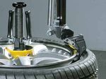 AQUILA AUDAX - Smontagomme automatico con tecnologia "SENZA LEVA" Velocità e sicurezza su ogni tipo di ruota Automatic tyre changer with "SENZA ...