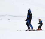 Sci e snowboard in una cornice da sogno