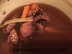 Tentacoli di polpo alla piastra su insalata di carote multicolor al burro e timo