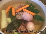 Tentacoli di polpo alla piastra su insalata di carote multicolor al burro e timo