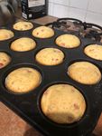 Muffin con fragole , zenzero e una glassa al basilico - Ricetta light con yogurt e olio .