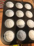 Muffin con fragole , zenzero e una glassa al basilico - Ricetta light con yogurt e olio .