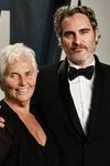 Joaquin Phoenix e mamma Arlyn: uniti nonostante tutto. Una storia diversa