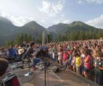 Concerti gratuiti all'aperto con la cornice delle montagne più alte d'Europa - La Ville Chamois